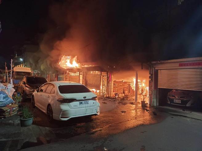 彰化县7连栋住户烈火狂燃，铁皮搭建车棚和客厅付之一炬。（彰化县消防局提供／吴敏菁彰化传真）