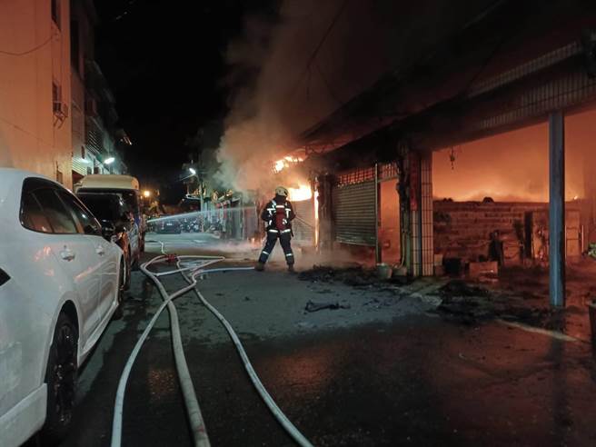 彰化县7连栋住户烈火狂燃，铁皮搭建车棚和客厅付之一炬。（彰化县消防局提供／吴敏菁彰化传真）