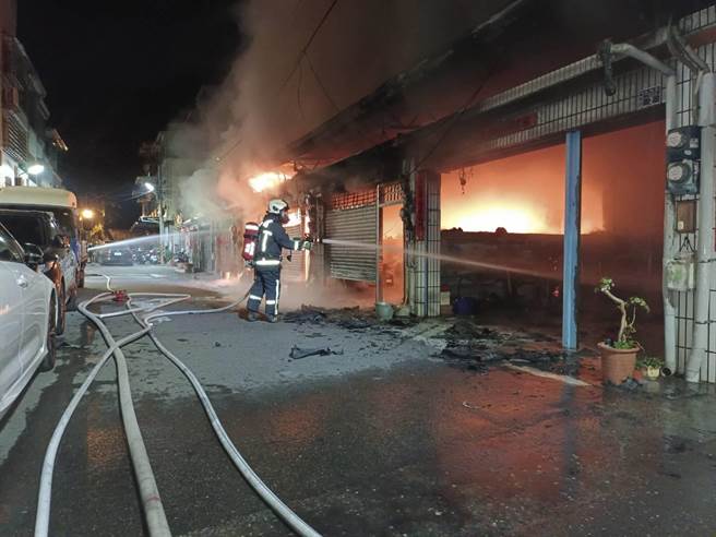 彰化县7连栋住户烈火狂燃，铁皮搭建车棚和客厅付之一炬。（彰化县消防局提供／吴敏菁彰化传真）