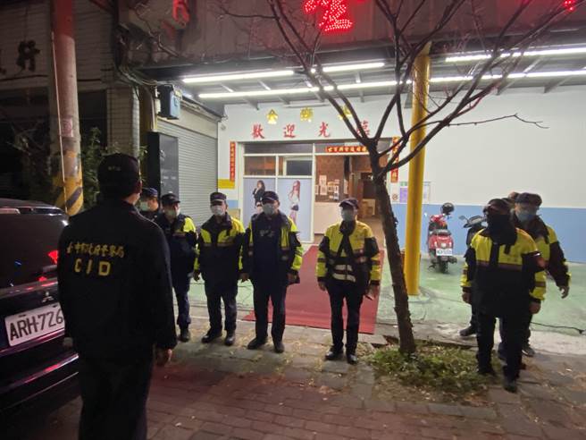 山城卡拉OK、电子游艺场衍生治安隐忧，东势警分局突袭临检扫荡勤务。（警方提供）