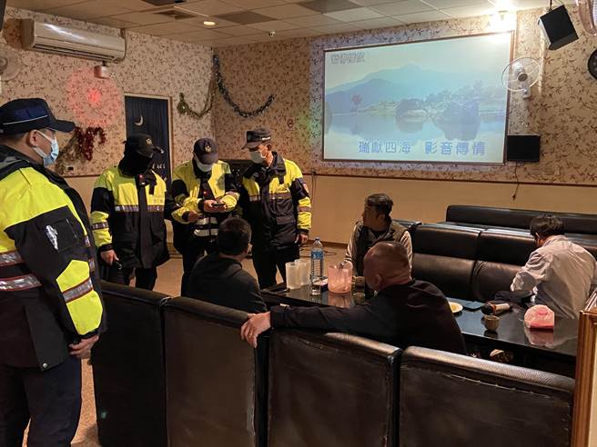 山城卡拉OK、电子游艺场衍生治安隐忧，东势警分局突袭临检扫荡勤务。（警方提供）