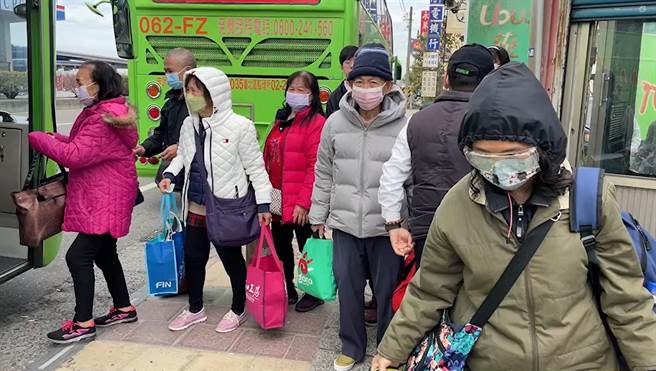 接手日统国道客运首日，统联客运西螺站乘客多一半。（周丽兰摄）