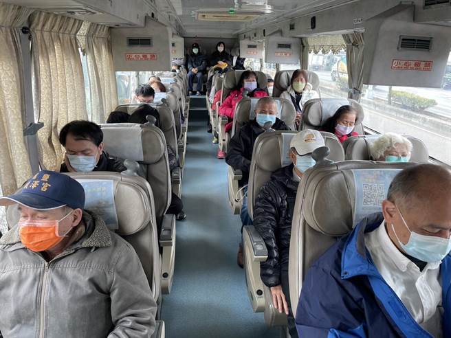 统联客运西螺站今天早上8点多前往台北的车满座。（周丽兰摄）