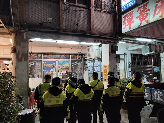 山城卡拉OK、电子游艺场衍生治安隐忧，东势警分局突袭临检扫荡勤务。（警方提供）