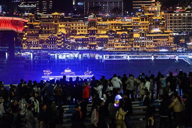 图为春节期间，大陆重庆洪崖洞璀璨夜景吸引游客前来打卡拍照。（中新社资料照片）