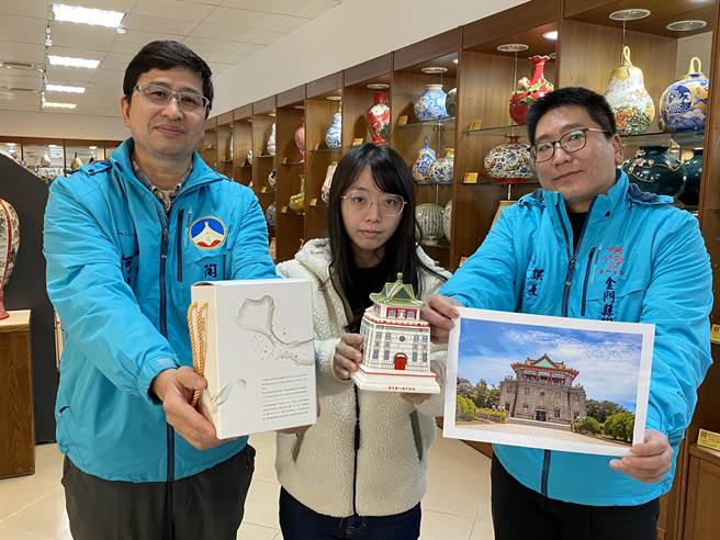 金门县陶瓷厂推出限量版「莒光楼艺品纪念酒」，今早试卖100瓶遭秒杀抢购一空。(于家麒摄)