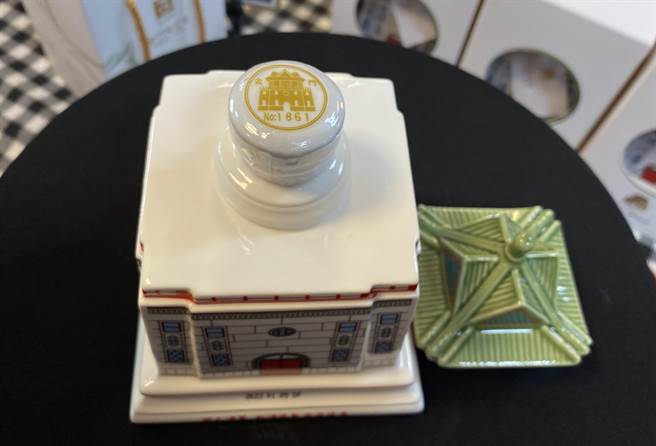 金门县陶瓷厂限量復刻金门莒光楼主题纪念酒，每瓶瓶盖上都有专属编号，限量2000瓶。(于家麒摄)