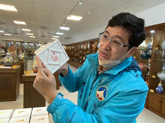 陶瓷厂长何桂泉解说瓶身烧制的工法与难度，烧成率只有2成多(于家麒摄)