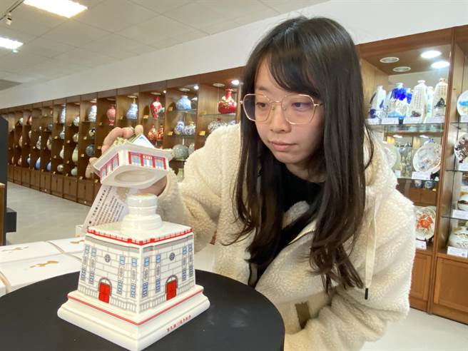 设计师董怡萍说明设计理念，代表着战地精神标志的莒光楼，固若金汤，毋忘在莒。(于家麒摄)