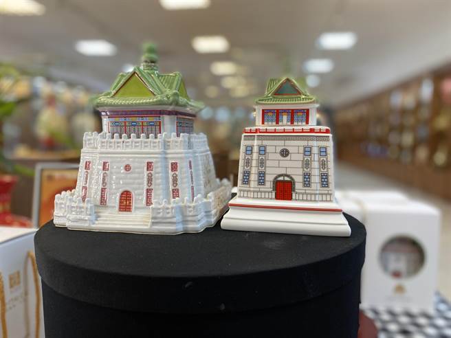 1987年推出的第一批的莒光楼纪念酒(左)与新版纪念酒(右)设计与烧制工法上都有明显差异。(于家麒摄)