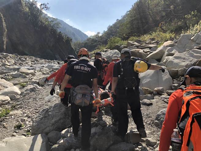 今年春节连假长达10天，台中市发生6起登山意外事故，消防救难人员疲于奔命。（台中市消防局提供／张妍溱台中传真）