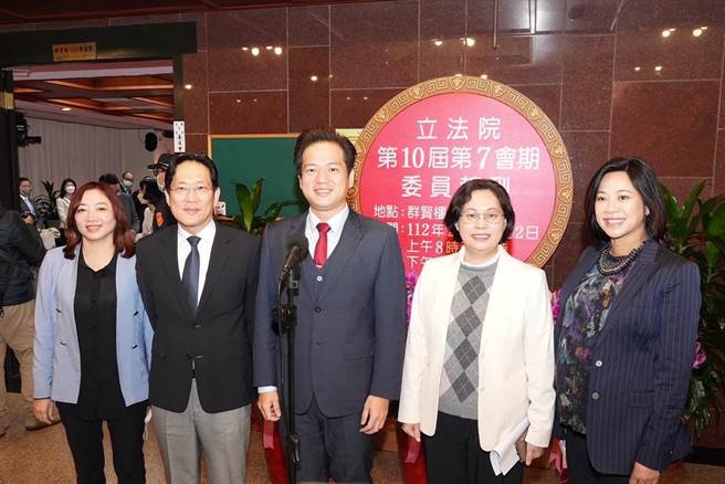 民眾党团今报到并召开记者会(民眾党团提供)