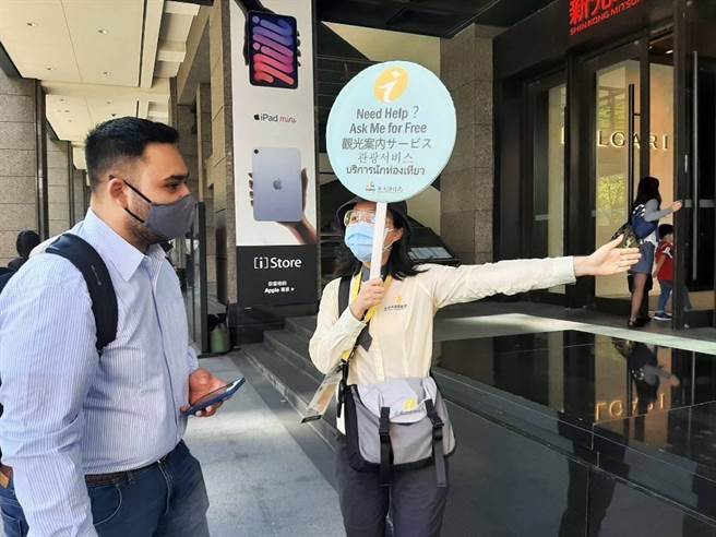 台湾灯会此次灯区场地大，有设置走动式旅游服务员，会带着「i」的牌子，方便民眾问路。图为人员示意图。（北市观传局提供／张芷瑜台北传真）