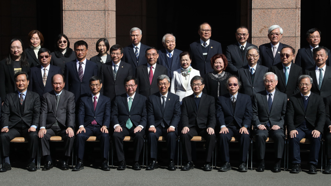 新任行政院長陳建仁（前排中）31日正式上任，並率全體閣員們一起拍大合照。（資料照,劉宗龍攝）