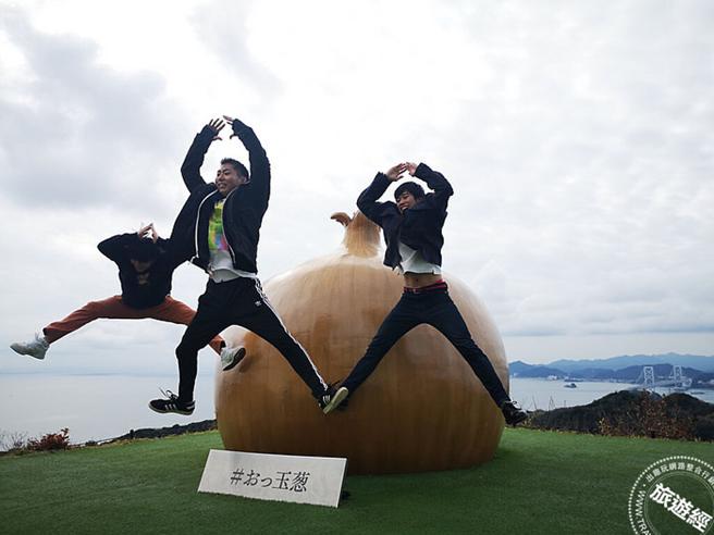 在大呜桥纪念馆观景山丘上的「大洋蒽」巨大模型(摄影：洪书瑱)
