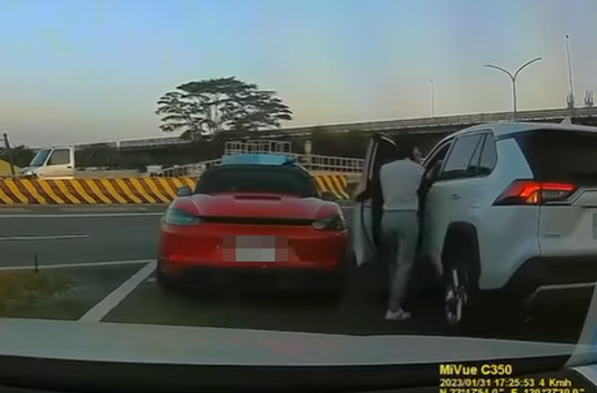 女驾驶匝道追撞前车，讲电话开车门又A「保时捷」，一赔二再吞罚单。(翻摄记者爆料网)