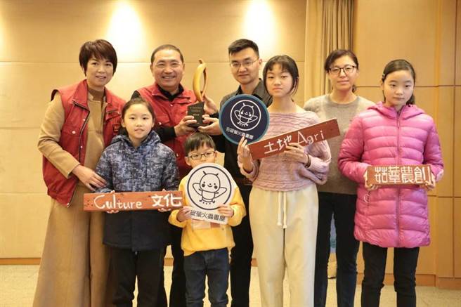 文化部去年底举行全国第一届社区营造颁奖典礼，颁发9个奖项，新北市青年社造团队「逆风剧团」、「萤火虫书屋」叶家豪分别获得青年行动团体奖、社造创新个人奖。（新北市文化局提供）