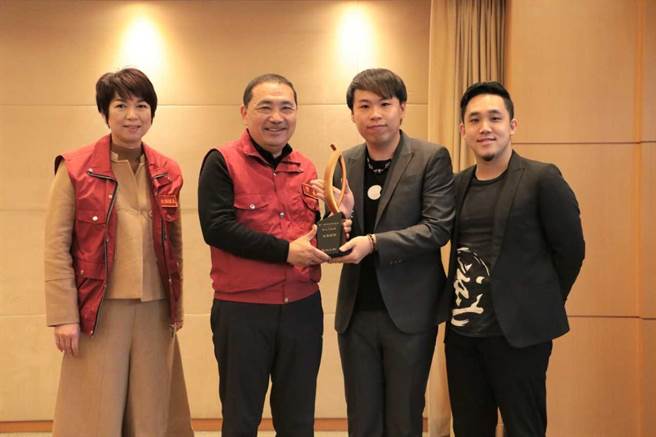 文化部去年底举行全国第一届社区营造颁奖典礼，颁发9个奖项，新北市青年社造团队「逆风剧团」、「萤火虫书屋」叶家豪分别获得青年行动团体奖、社造创新个人奖。（新北市文化局提供）