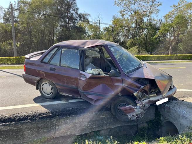 白姓民眾疑因疲勞駕駛駕車衝出路面自撞水溝，造成左眼、嘴部及手腳擦挫傷。(圖／警方提供)