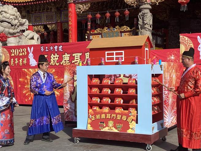 正统鹿耳门圣母庙4日将举办「迓春牛暨高空花火炸蜂炮」，市长黄伟哲（左二）与圣母庙主委王增荣（右）今天一起进行启炮仪式。(曹婷婷摄)