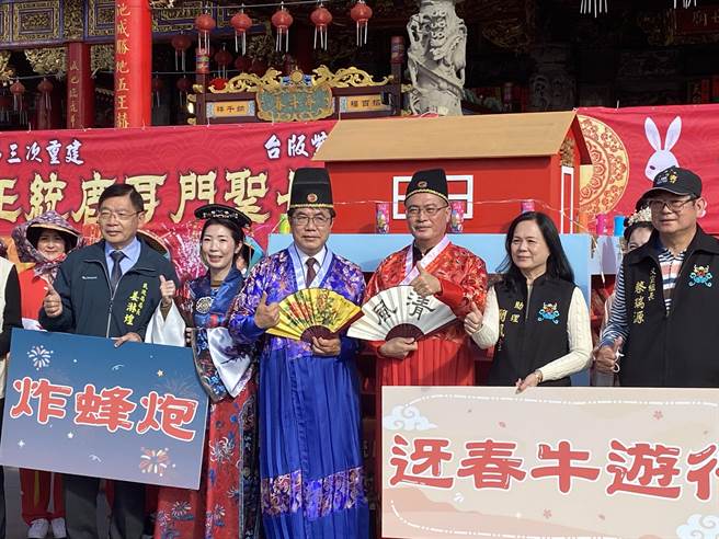 正统鹿耳门圣母庙4日将举办「迓春牛暨高空花火炸蜂炮」，市长黄伟哲（左三）与圣母庙主委王增荣（右三）今天一起进行启炮仪式。(曹婷婷摄)