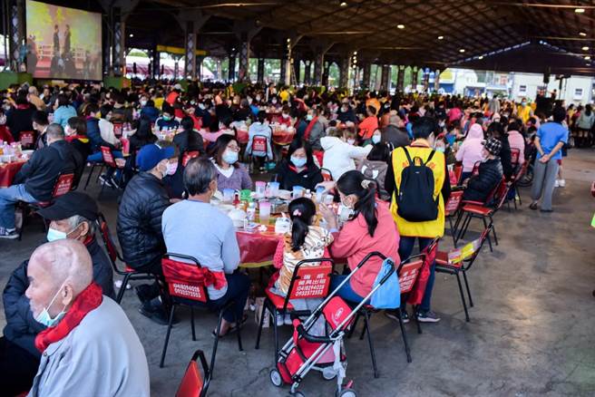 彰化县议员张雪如整合各界善款、爱心资源，年年举办寒冬围炉千人飨宴活动。（张雪如提供／吴建辉彰化传真）