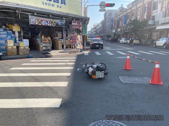 高雄冈山区于1月30日上午8时34分许发生一件车祸，肇事人逃逸，警方循线通知嫌犯到案说明，图为车祸现场。（翻摄照片／林瑞益高雄传真）