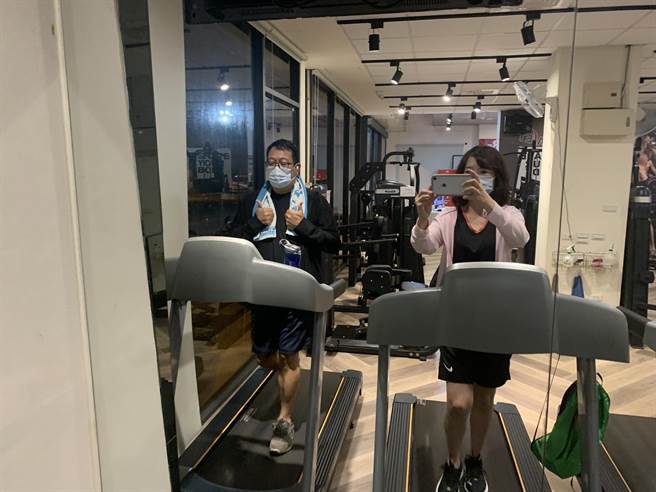 花莲门诺医院营养科主任锺慧珍表示，减重时，民眾可逐步调整烹调方式、饮食习惯及搭配适当运动，届时一定能达到健康减重的目标。（门诺医院提供／罗亦晽花莲传真）