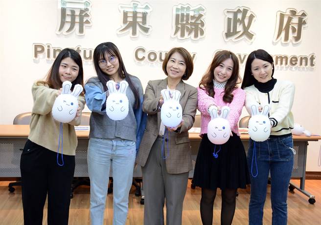 超夯光光兔小提灯抢领一空，屏县府大方再加码。(林和生摄)