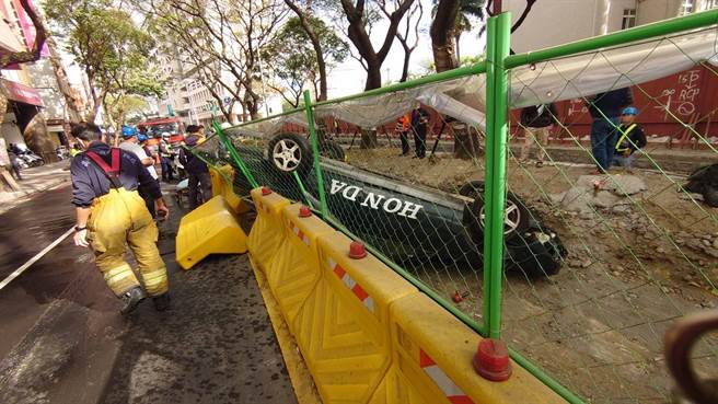 万男驾驶的车辆衝进轻轨施工区后翻覆。（翻摄照片／高雄洪靖宜传真）