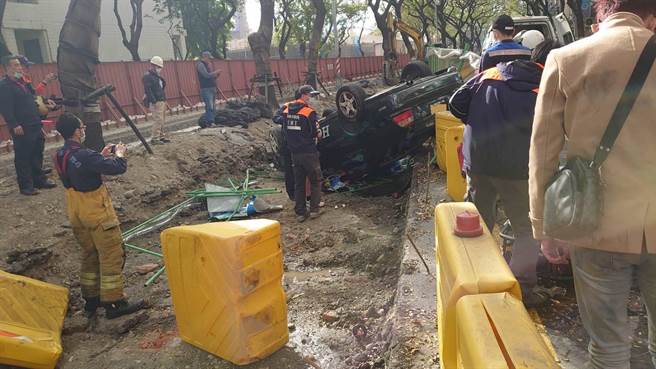 万男驾驶的车辆衝进轻轨施工处后翻覆。（翻摄照片／高雄洪靖宜传真）
