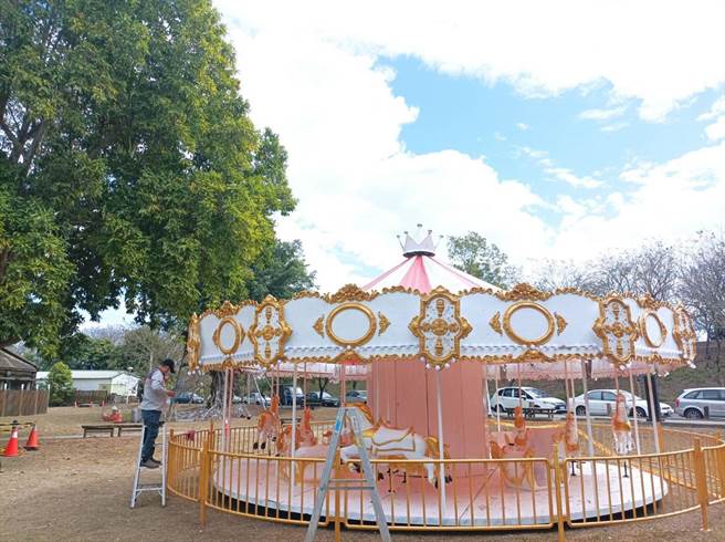 云林县北港水道头灯区有新意，旋转木马结合传统花灯庆元宵。（张朝欣摄）