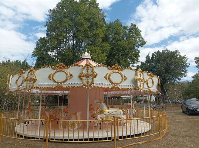 云林县北港水道头灯区有新意，旋转木马结合传统花灯庆元宵。（张朝欣摄）