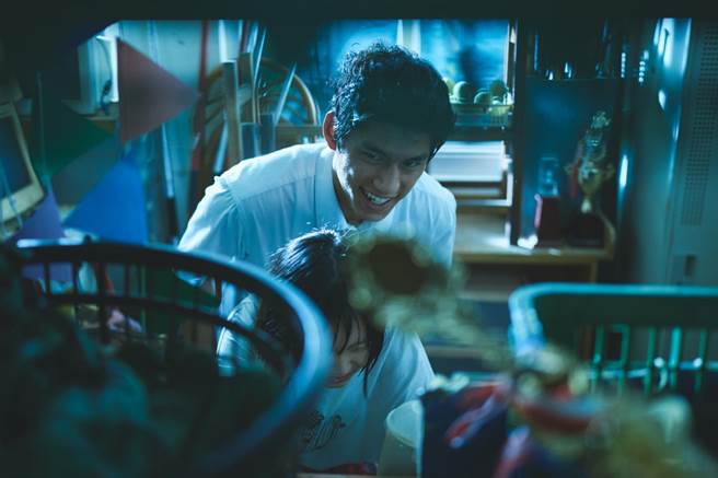 朱轩洋在电影《黑的教育》挑战道德底线，硬上单纯少女的戏码让他很抗拒。（禾丰九路提供）