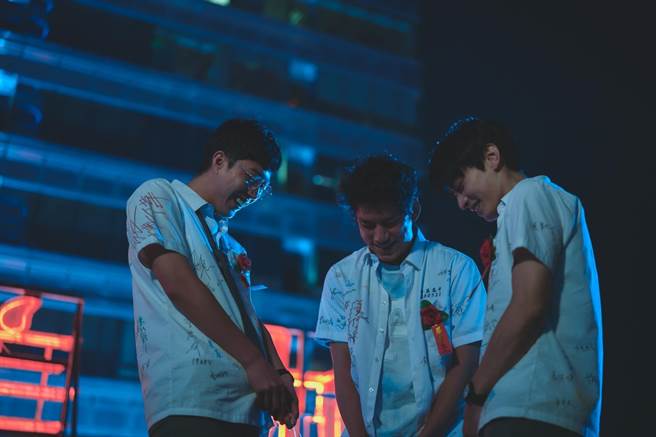 蔡凡熙（左起）、朱轩洋、宋柏纬在《黑的教育》是好兄弟，拍摄时玩得开心。（禾丰九路提供）