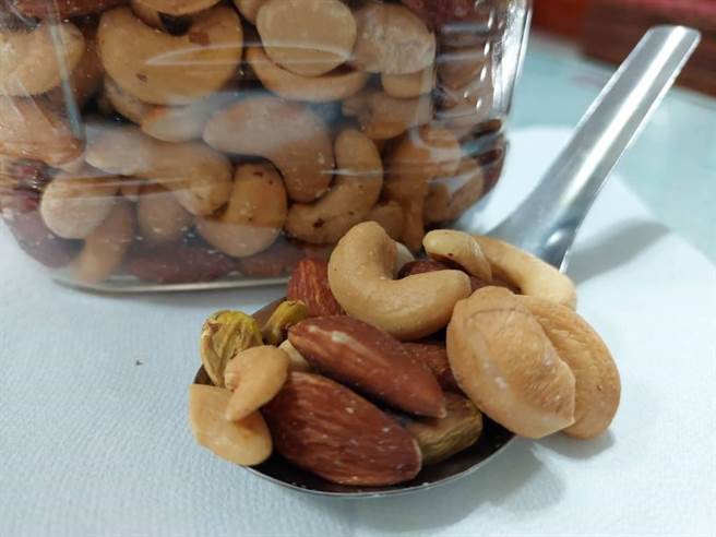 坚果类食物富含色胺酸，也能提供维生素B群，维持好精神。（大千医院提供／李京升苗栗传真）