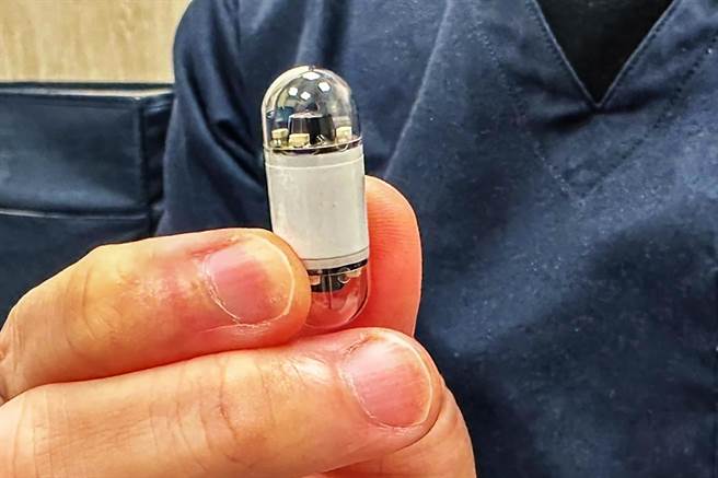 「胶囊内视镜」会沿着食道、胃、进入小肠，纪录整段小肠的影像，让医师诊断病灶位置，选择进一步治疗方式。（罗浚滨摄）