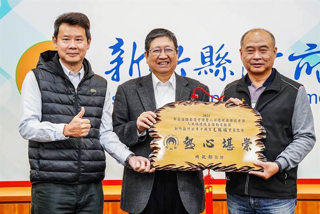 内政部营建署「市区道路养护管理暨人行环境无障碍考评计画」，竹北市十兴里长毛振福（右）获得「地方人士贡献奖」。（罗浚滨摄）