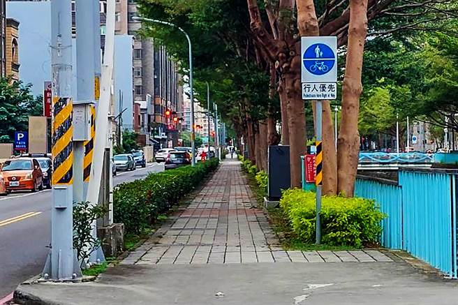 内政部营建署「市区道路养护管理暨人行环境无障碍考评计画」，新竹县年连续6年荣获县市型甲等，执行优化街廓人行环境与交通寧静区街道的景况。（罗浚滨摄）