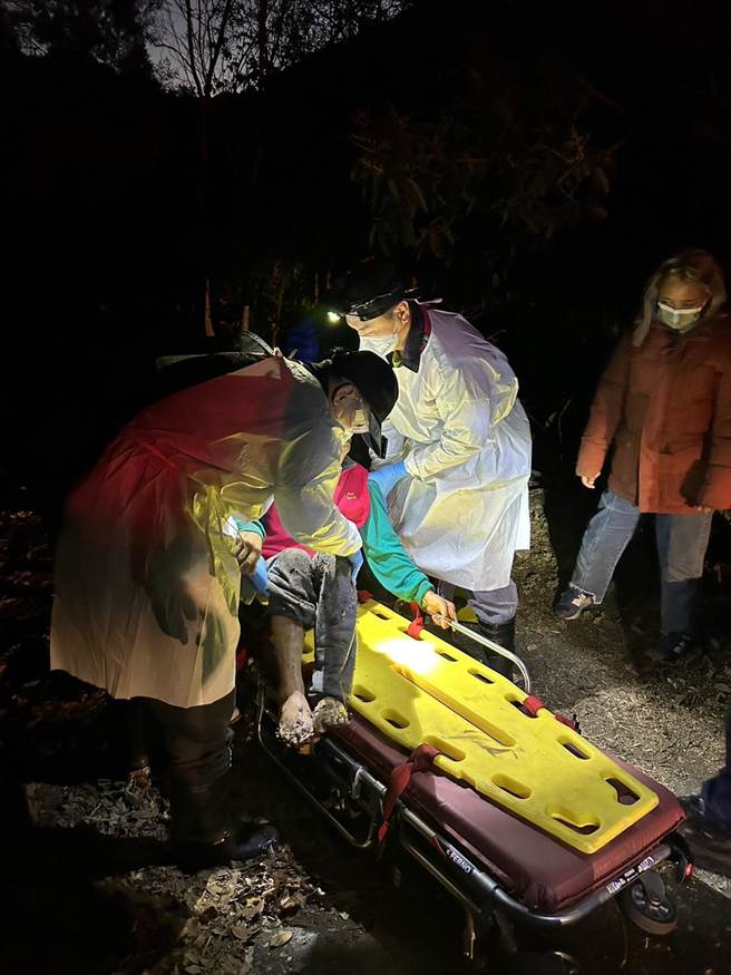 民眾摔落3米深排水道，消防员机智驰援平安完成任务。(屏县消防局提供)