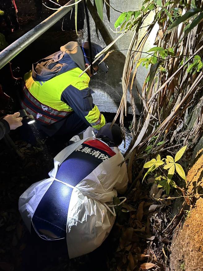 民眾摔落3米深排水道，消防员机智驰援平安完成任务。(屏县消防局提供)