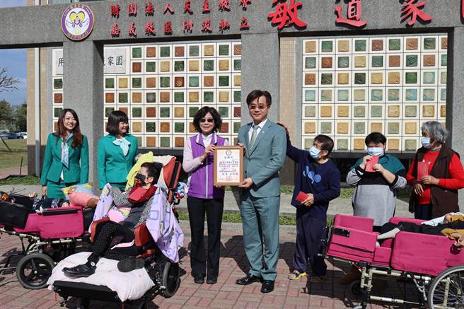 「菩月乐龄公益信托」得知敏道的需求，决定出手帮忙，今由玉山银行朴子分行代表捐助48万6000元给敏道作为购置生活辅具的经费。（敏道家园提供∕吕妍庭嘉义传真）