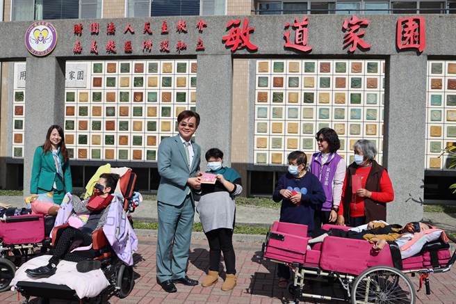 「菩月乐龄公益信托」得知敏道的需求，决定出手帮忙，今由玉山银行朴子分行代表捐助48万6000元给敏道作为购置生活辅具的经费。（敏道家园提供∕吕妍庭嘉义传真）