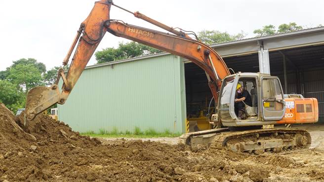 桃园市政府就业职训服务处今年与国军退除役官兵辅导委员会退除役官兵职业训练中心共同办理挖掘机操作专班，提供30个免费参训名额并加码补助考照费用。（桃园市政府就业职训服务处提供／陈梦茹桃园传真）