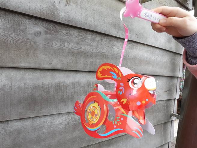 花莲市公所制作「赚钱兔」小提灯，限量索取。（花莲市公所提供／王志伟花莲传真）
