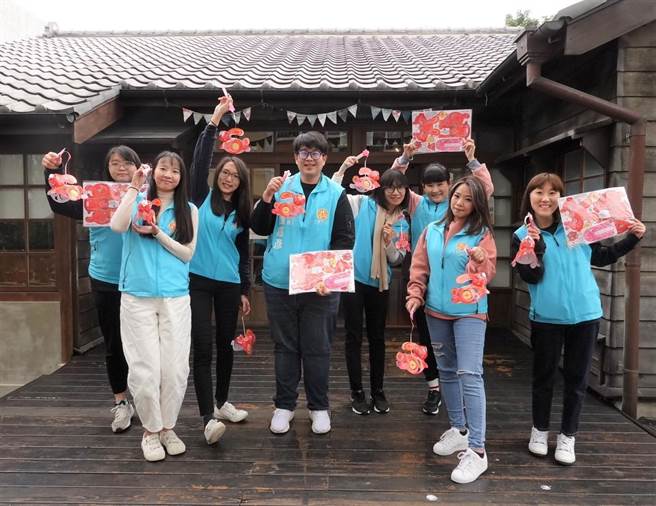 市长魏嘉彦（中）与同仁提「赚钱兔」小灯笼，造型可爱。（花莲市公所提供／王志伟花莲传真）