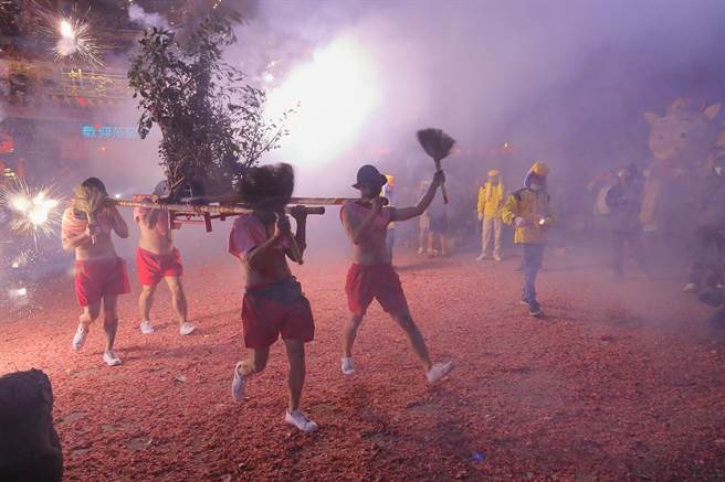 竹南镇中港慈裕宫元宵节歷史传统活动炸邯郸已有百年歷史。（陈进川提供／谢明俊苗栗传真）