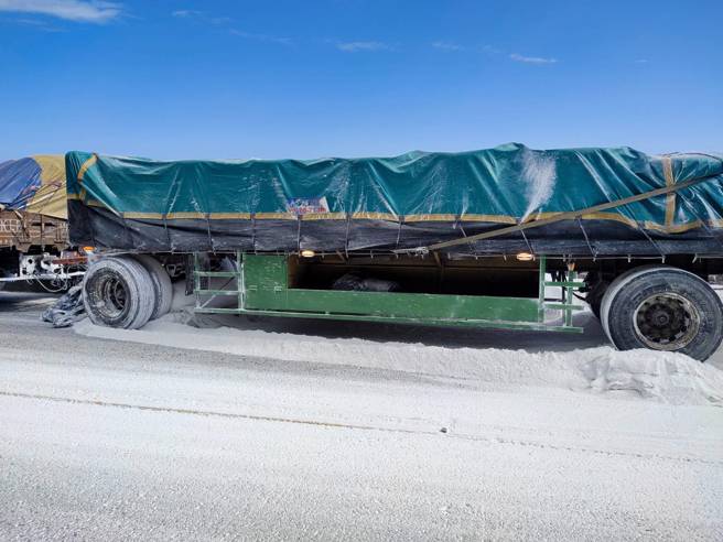 北海道雪景惊现北海岸？「拖板车受困雪中」真相曝光，民眾惊呆。(叶庭欣/翻摄)