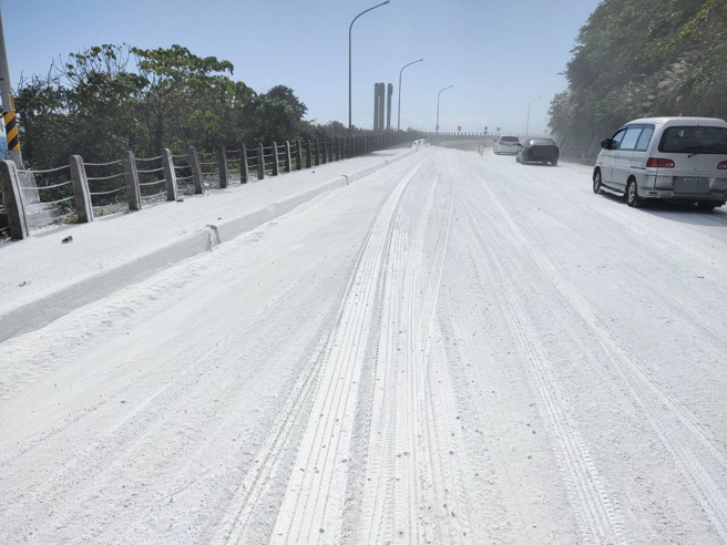 北海道雪景惊现北海岸？「拖板车受困雪中」真相曝光，民眾惊呆。(叶庭欣/翻摄)