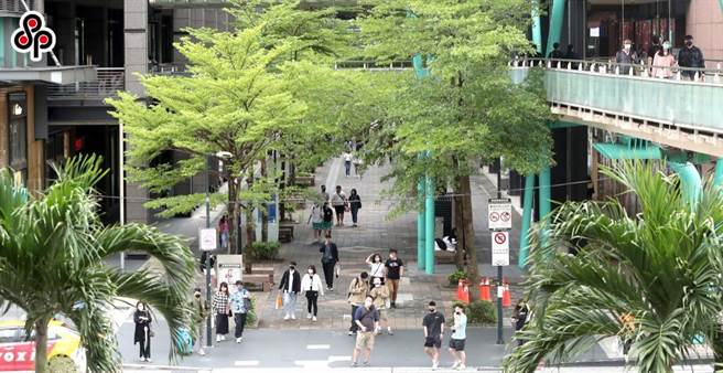 劳动部今天公布无薪假（减班休息）情况，其中支援服务业（旅行社）仍有1269家、6714人放无薪假，制造业则有270家、5076人实施。（报系资料照）